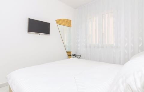 Bed, TV and multimedia, Bedroom, air conditioner