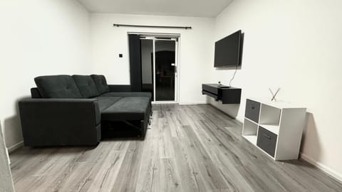 2-Bed Refurbished Home by Birmingham City Centre w- FREE Drive Parking & FREE WiFi House in Metropolitan Borough of Solihull