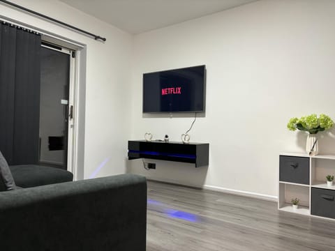 2-Bed Refurbished Home by Birmingham City Centre w- FREE Drive Parking & FREE WiFi House in Metropolitan Borough of Solihull