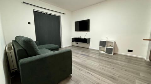 2-Bed Refurbished Home by Birmingham City Centre w- FREE Drive Parking & FREE WiFi House in Metropolitan Borough of Solihull