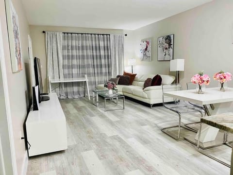Modern 1BR 1BA Condo 1Block to Aventura Mall Apartment in Aventura