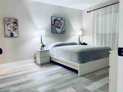 Modern 1BR 1BA Condo 1Block to Aventura Mall Apartment in Aventura