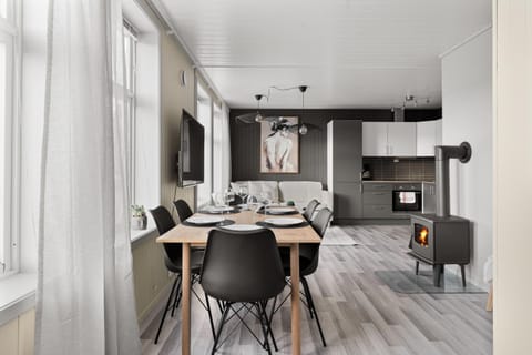 Kitchen or kitchenette, Living room, Seating area, Dining area, minibar, pet friendly, stove