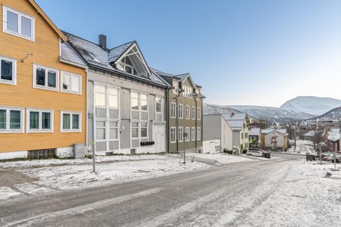 Property building, Day, Neighbourhood, Natural landscape, Winter, City view, Mountain view, Street view