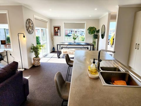 Stylish Fresh Haven for up to 8 guests House in Hamilton