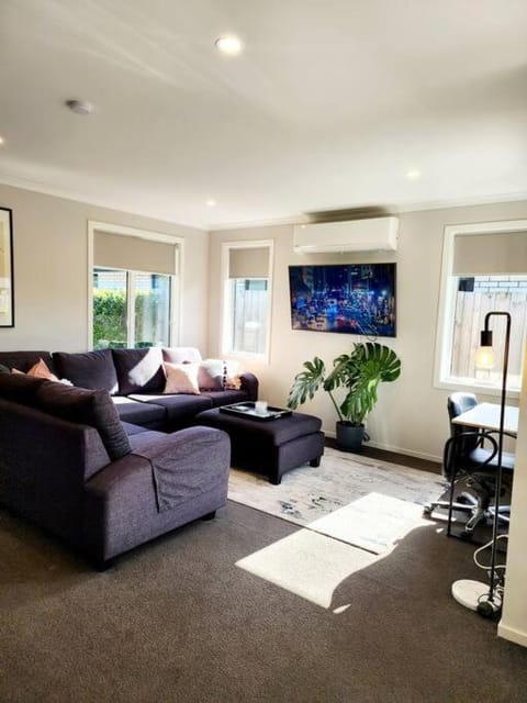 Stylish Fresh Haven for up to 8 guests House in Hamilton