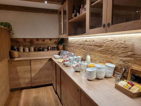 Coffee/tea facilities, Breakfast