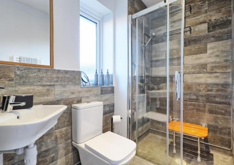 Shower, Toilet, Bathroom, towels