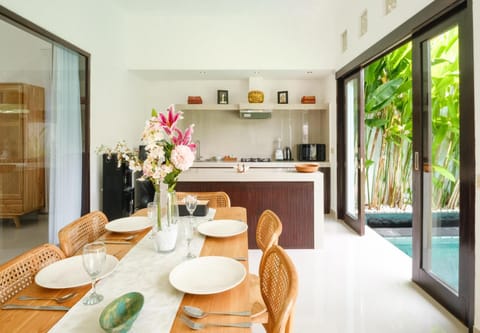 Kitchen or kitchenette, Dining area