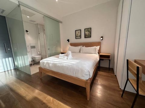 Bedroom, towels
