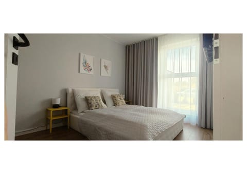 Bed, TV and multimedia, Bedroom