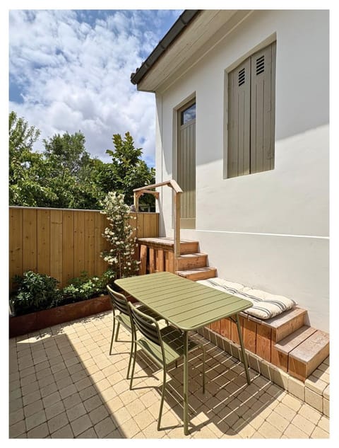 Patio, Facade/entrance, Day, View (from property/room), Balcony/Terrace, Dining area