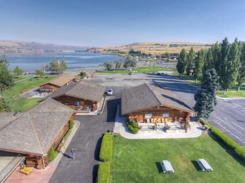 Property building, Day, Lake view, Location