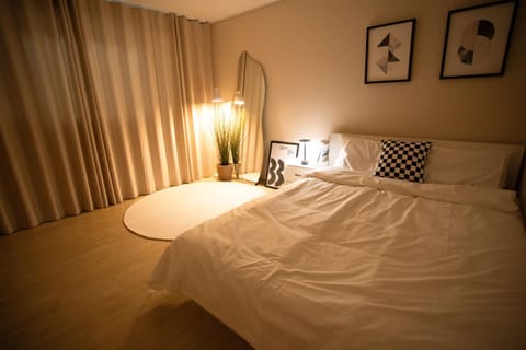 Bed, Photo of the whole room, Bedroom