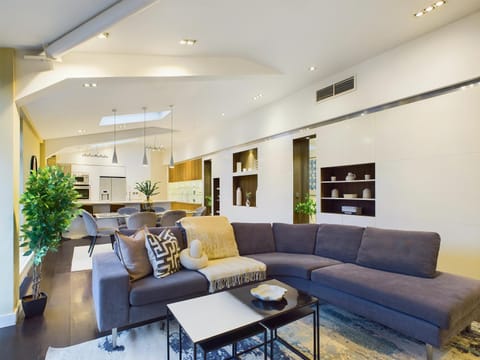 Property building, Kitchen or kitchenette, Living room, Seating area