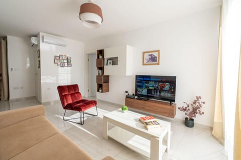TV and multimedia, Living room, Seating area, Evening entertainment