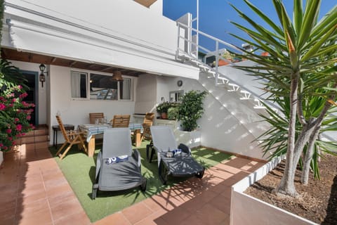 Property building, Balcony/Terrace, Living room