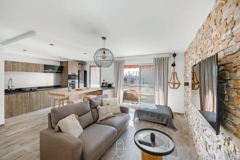 Living room, internet, air conditioner