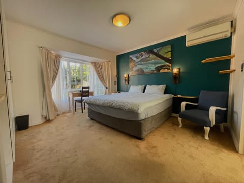 Bed, Photo of the whole room, Seating area, Bedroom, air conditioner