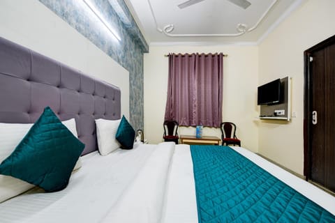 Communal lounge/ TV room, Bed, TV and multimedia, Seating area, Bedroom