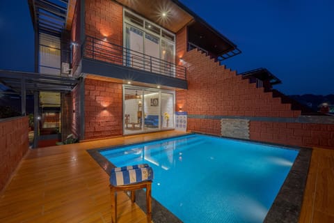 Shower, Toilet, Property building, Patio, Communal lounge/ TV room, Facade/entrance, Bed, Night, Garden, Bathroom, View (from property/room), Living room, Photo of the whole room, Seating area, Dining area, Bedroom, Pool view, Swimming pool, Parking, concierge, furniture, towels, air conditioner