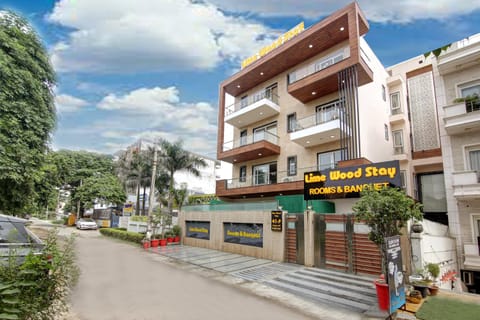 Property building, Day, Neighbourhood, City view, Street view, Location, Parking