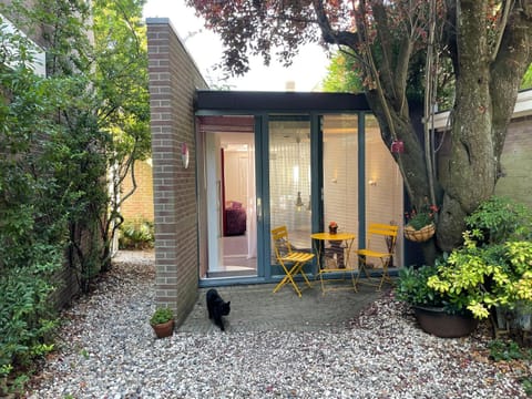 Property building, Patio, Facade/entrance, Spring, Day, Balcony/Terrace