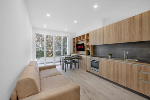 Kitchen or kitchenette, Living room, Seating area, Dining area, oven, stove