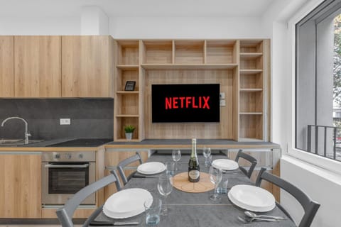 TV and multimedia, Kitchen or kitchenette, Living room, Dining area, Evening entertainment, stove