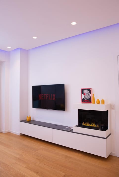 Communal lounge/ TV room, TV and multimedia, Living room, fireplace, heating, air conditioner