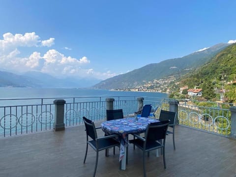Balcony/Terrace, Dining area, Lake view