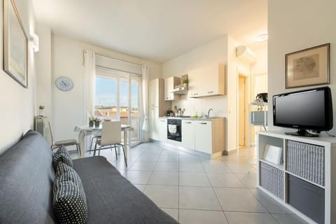 TV and multimedia, Kitchen or kitchenette, Living room, Seating area, Dining area, oven, stove, toaster