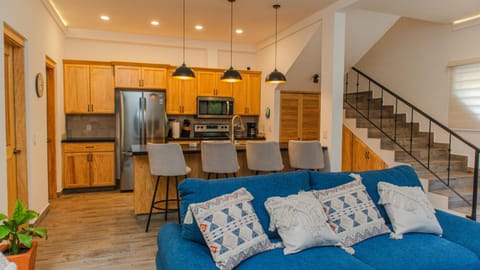 Kitchen or kitchenette, Seating area, Dining area