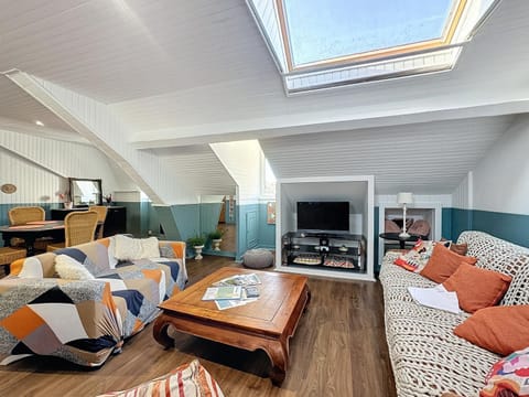 Communal lounge/ TV room, TV and multimedia, Living room, Seating area, Evening entertainment