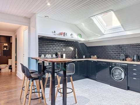 Coffee/tea facilities, Kitchen or kitchenette, Dining area, minibar