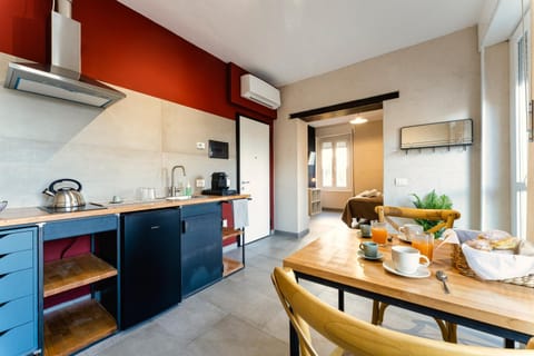 Coffee/tea facilities, Kitchen or kitchenette, Living room, Seating area, Dining area, stove, air conditioner