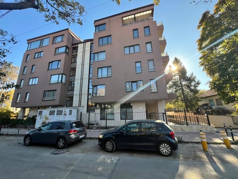 Property building, Day, Neighbourhood, Street view, Location, Parking