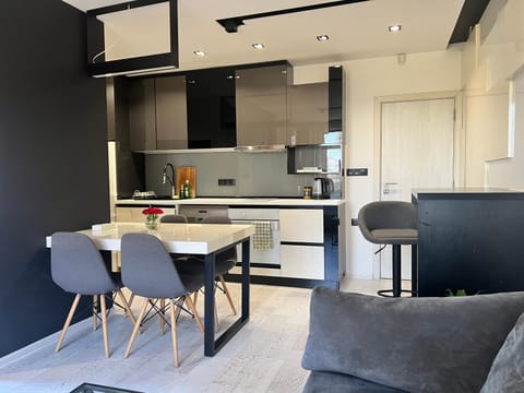 Coffee/tea facilities, Kitchen or kitchenette, Living room, Seating area, Dining area, furniture, internet, oven, stove