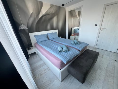 Bed, Photo of the whole room, Decorative detail, Decorative detail, Seating area, Bedroom, internet, towels, wardrobe