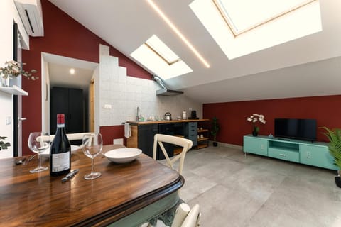 Kitchen or kitchenette, Living room, Seating area, Dining area