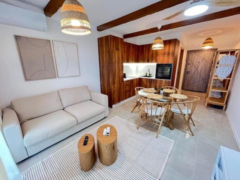Kitchen or kitchenette, Living room