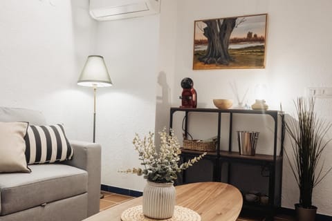 Living room, Seating area, air conditioner