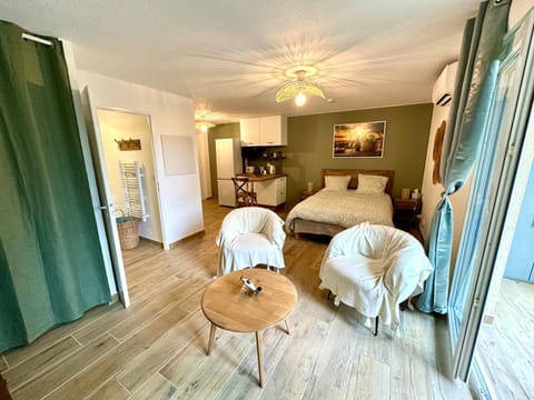 Bed, Kitchen or kitchenette, Photo of the whole room, Bedroom