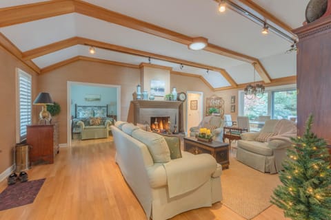 The Gardens - Lily - Walking Distance to Douglas Beach House in Douglas