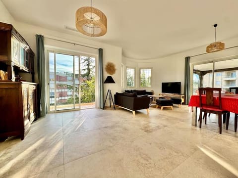 Villa Florida, Apt 8 prs, Piscine, Clim, Parking Apartment in Antibes