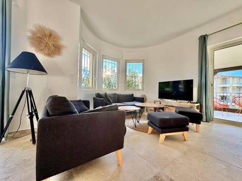 Villa Florida, Apt 8 prs, Piscine, Clim, Parking Apartment in Antibes