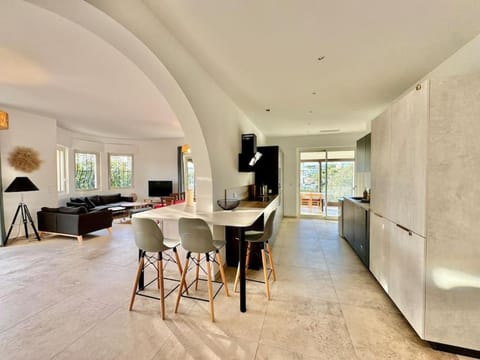 Villa Florida, Apt 8 prs, Piscine, Clim, Parking Apartment in Antibes