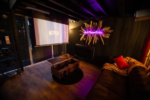 Communal lounge/ TV room, Living room, Lounge or bar, Seating area, internet