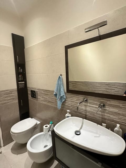 Shower, Toilet, Bathroom, bidet, towels