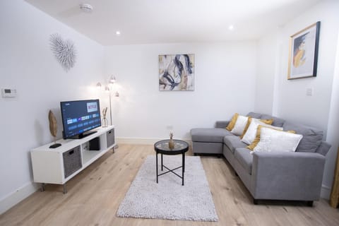 TV and multimedia, Living room, Seating area, Evening entertainment